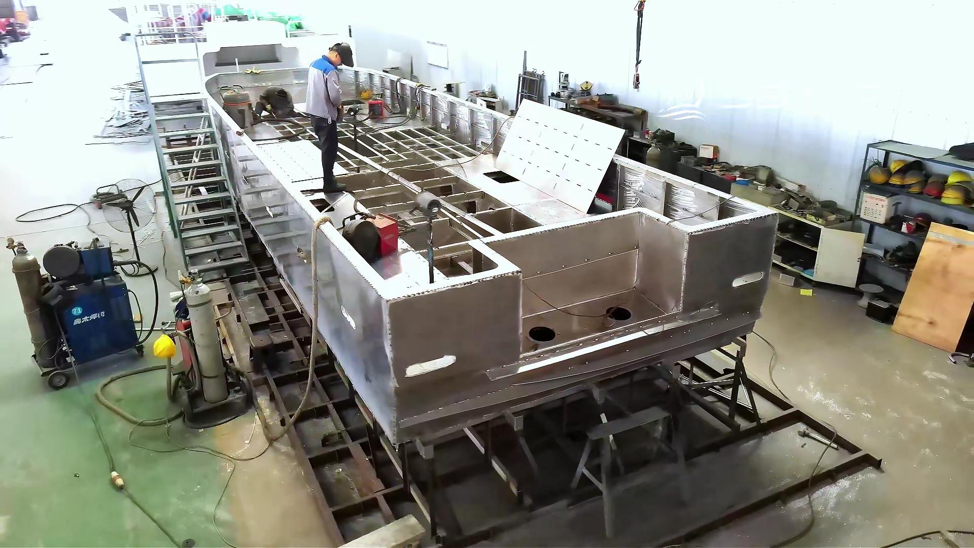 flat-aluminum-barge-deck.jpg